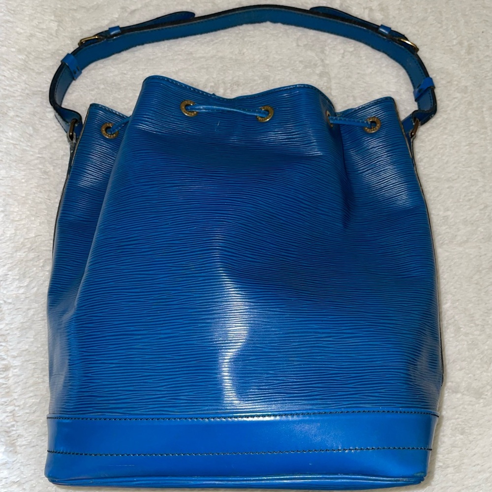 Louis Vuitton Epi Noe Bucket Bag in Blue with Drawstring - Picture 4 of 12